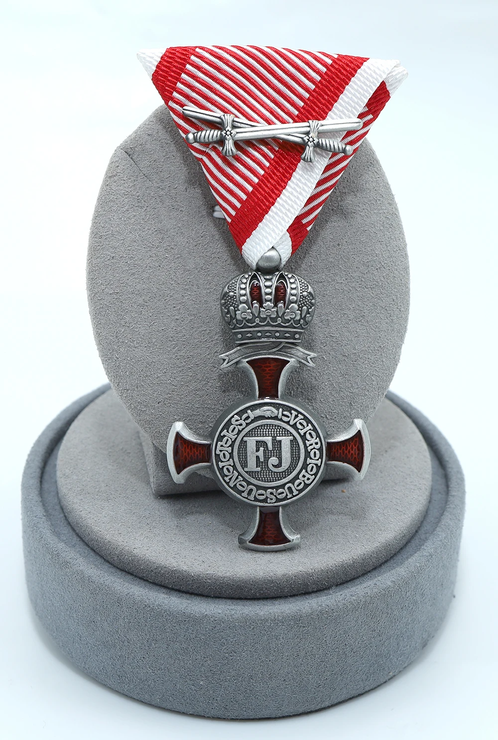 

Серебряный крест заслуги Австрии-Венгрии с короной и мечами