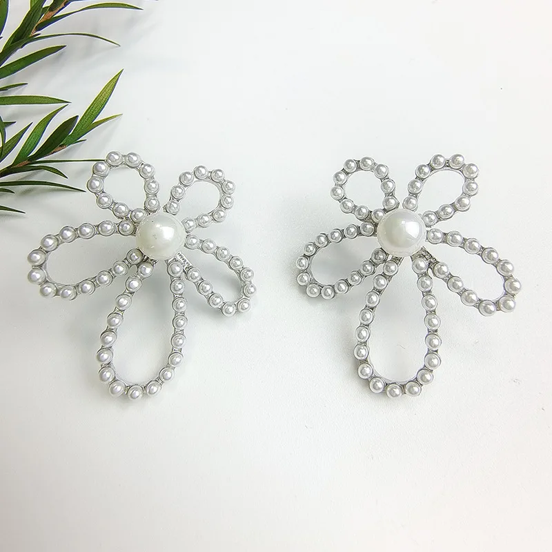 

Fashion Hollow Bowknot Earrings Geometric Temperament Pearl Inlaid Earrings Vintage Niche High-end Ear Jewelry Wholesale