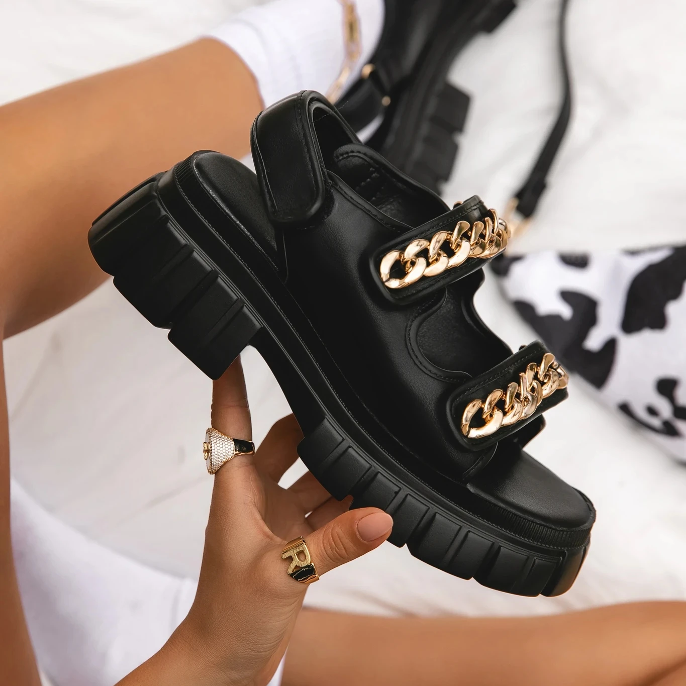 

2021 Hot Trend Design Women Gladiator Sandals Thick Platform Wedge Golden Chain Decor Fashion Modern Shoes Ladies Quality Shoes