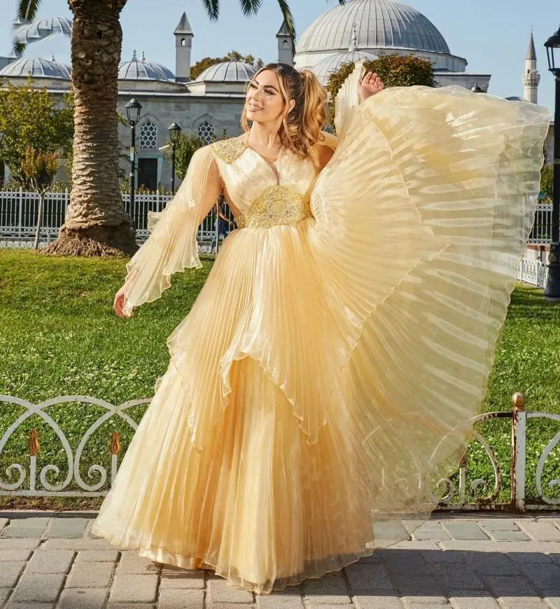 Платье для выпускного вечера с аппликацией золотистого цвета