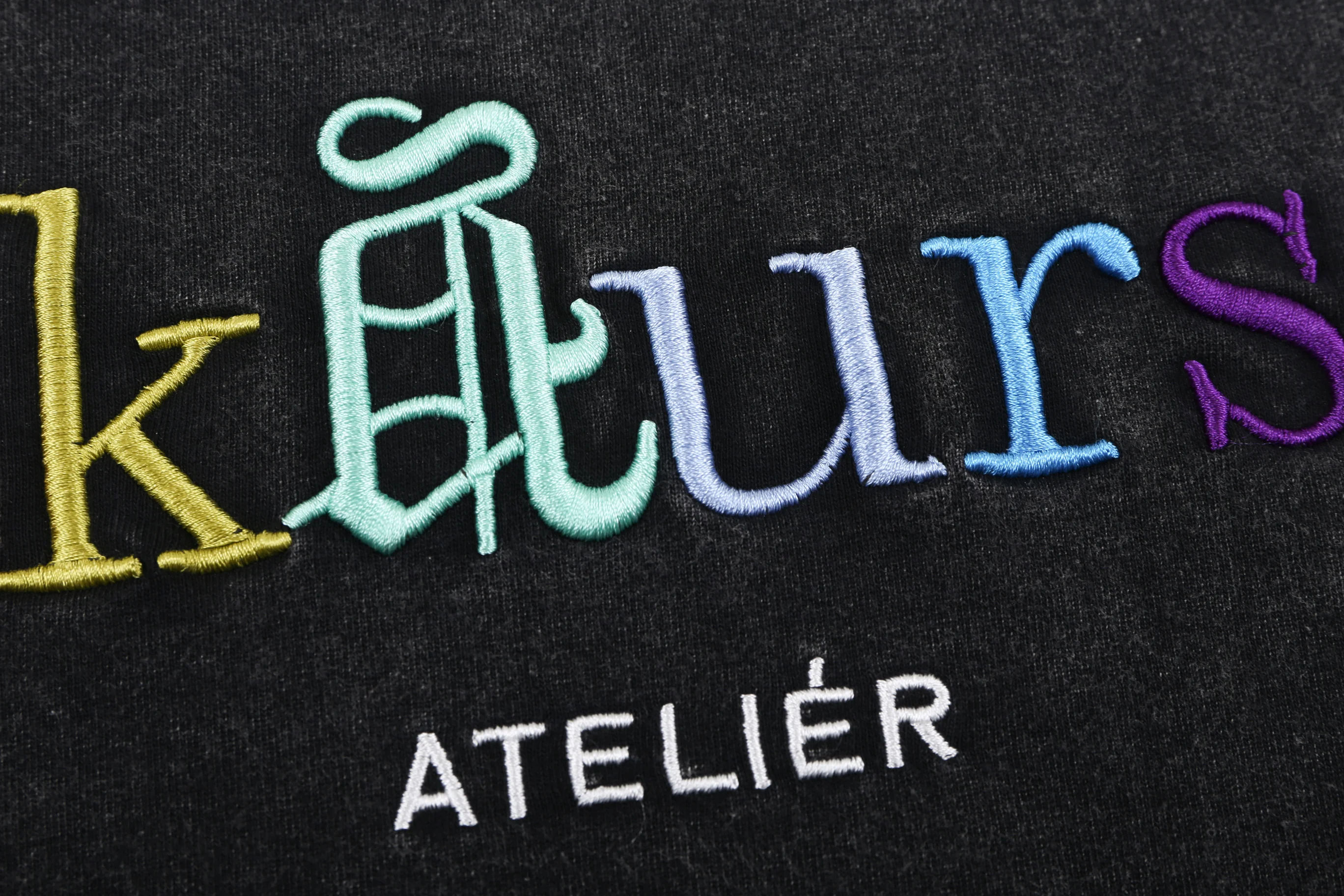 Черные топы большого размера 2022SS Винтажная футболка с цветной вышивкой букв и