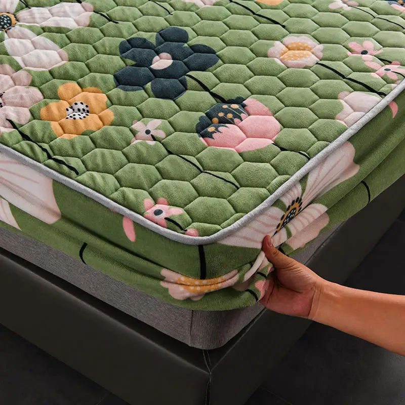 

Фланелевый чехол на матрас с клубничкой, Королевский размер, стеганые тисненые покрывала, антибактериальный коврик, толстые защитные Наматрасники для кровати