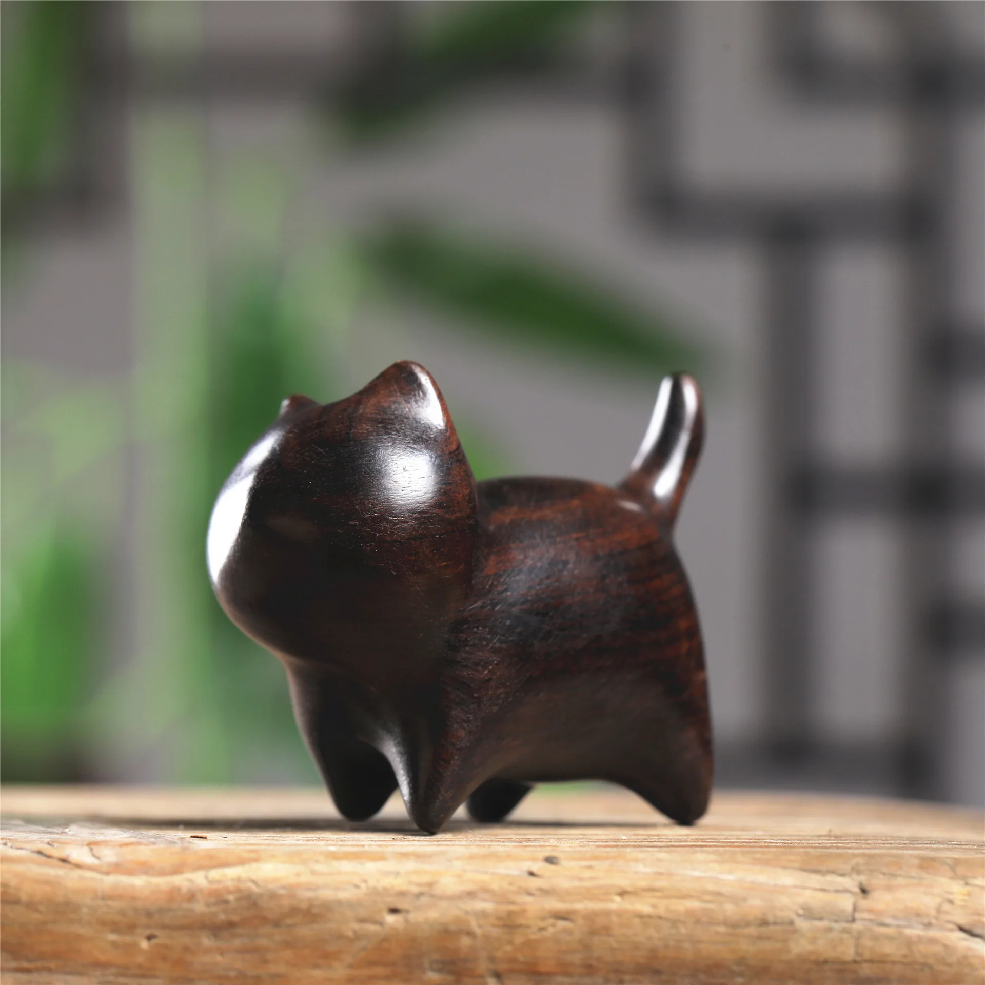 

Деревянные фигурки кошек