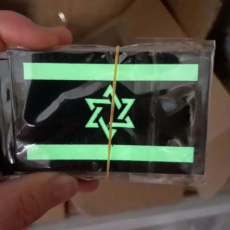 Нашивка с искусственным израильским флагом 8*5 см вышитая светящаяся в темноте