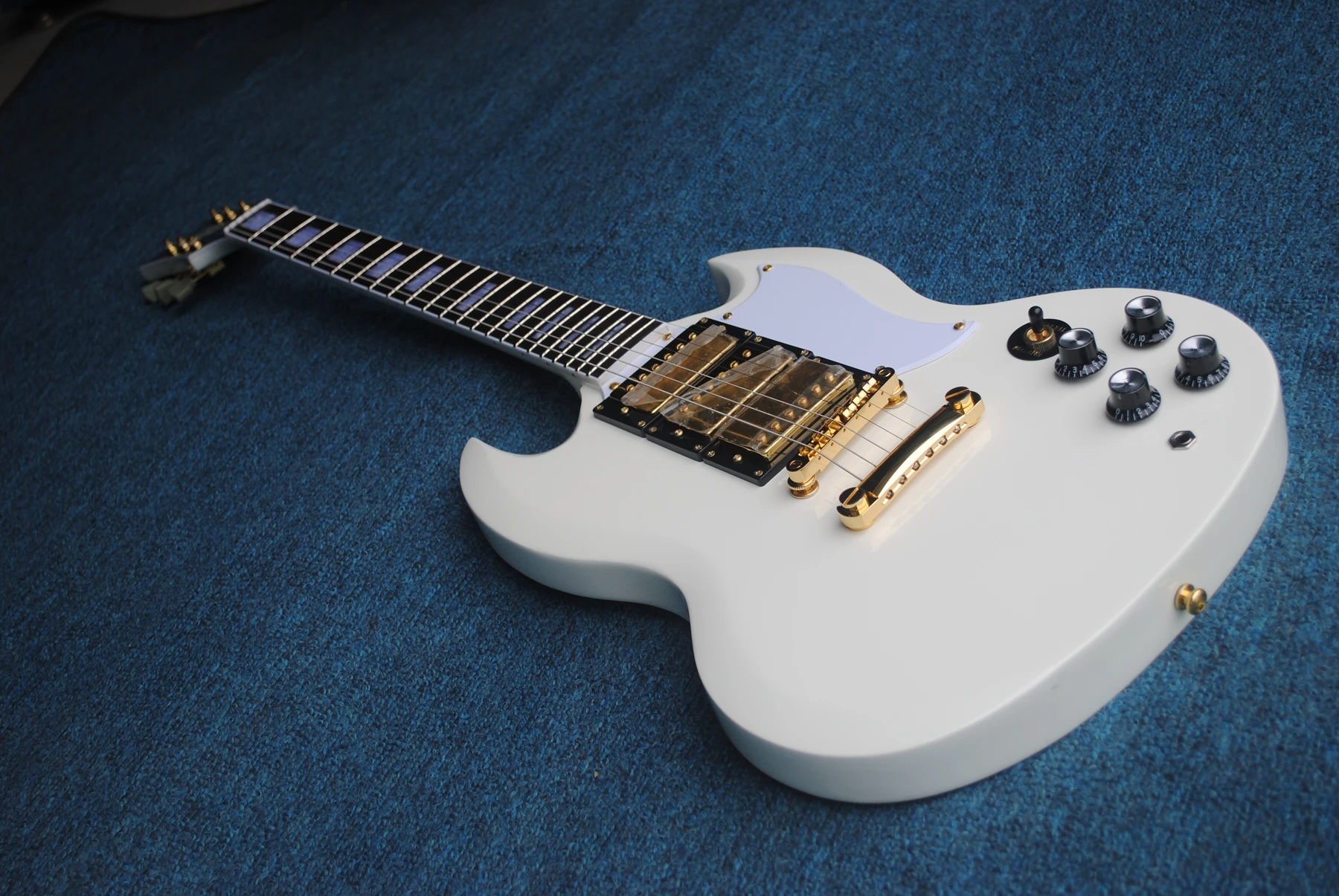 

Белая электрогитара sg, три пикапа, фингерборд из розового дерева, четыре громкости, почтовые расходы входят в комплект, физическая фотография