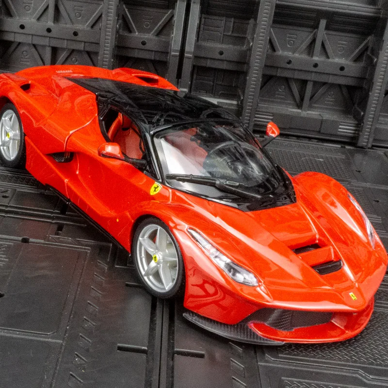 Фото Модель суперкара Ferrari от Bburago в масштабе 1:24, с открывающимся багажником, богатая деталями, тщательно изготовлена и отличается высоким качеством. №3