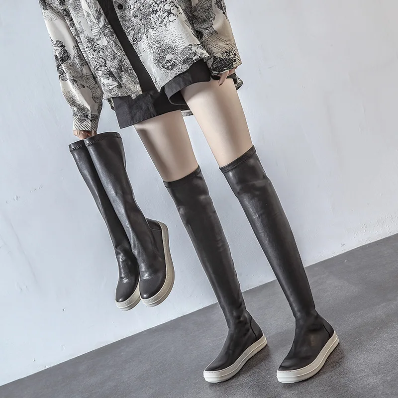 Женские кожаные сапоги выше колена зимние на платформе без застежки роскошные