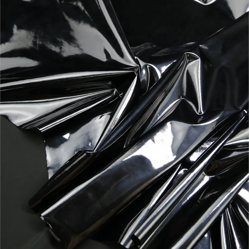 Черная зеркальная эластичная трикотажная глянцевая ткань из искусственной кожи