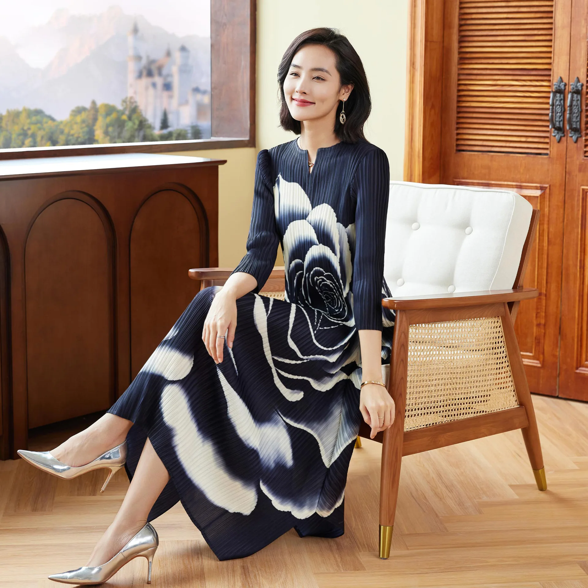 

Женское плиссированное платье Miyake, элегантное свободное платье средней длины с цветочным принтом и V-образным вырезом и длинными рукавами, большие размеры, осень 2023