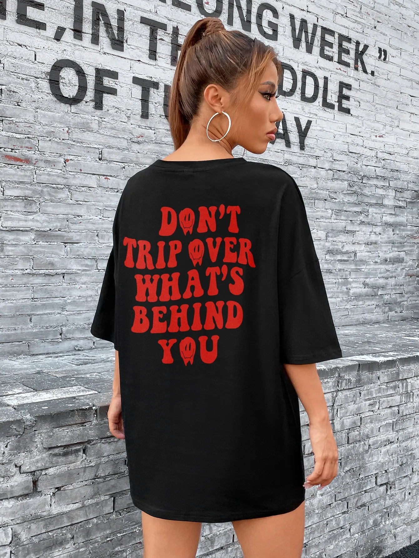 

Футболка женская хлопковая с надписью «Don't Trip Over what's позади вас»