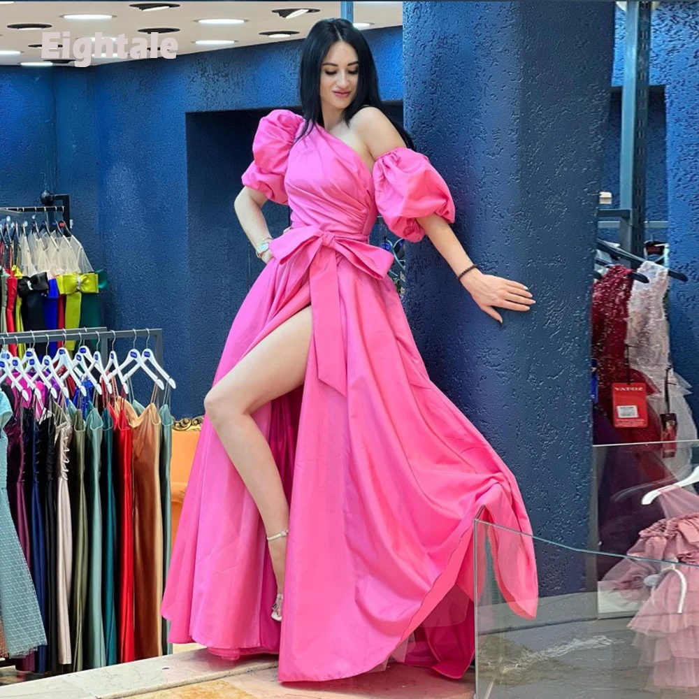 Атласное платье с одним открытым плечом разрезом сбоку и коротким рукавом