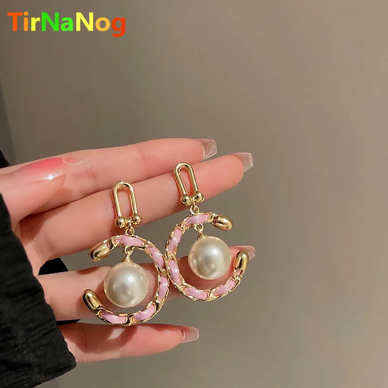 

2022 новые серьги-гвоздики в стиле барокко из искусственной кожи с-образной формы и жемчугом, модный дизайн, чувство темперамента, висячие сер...