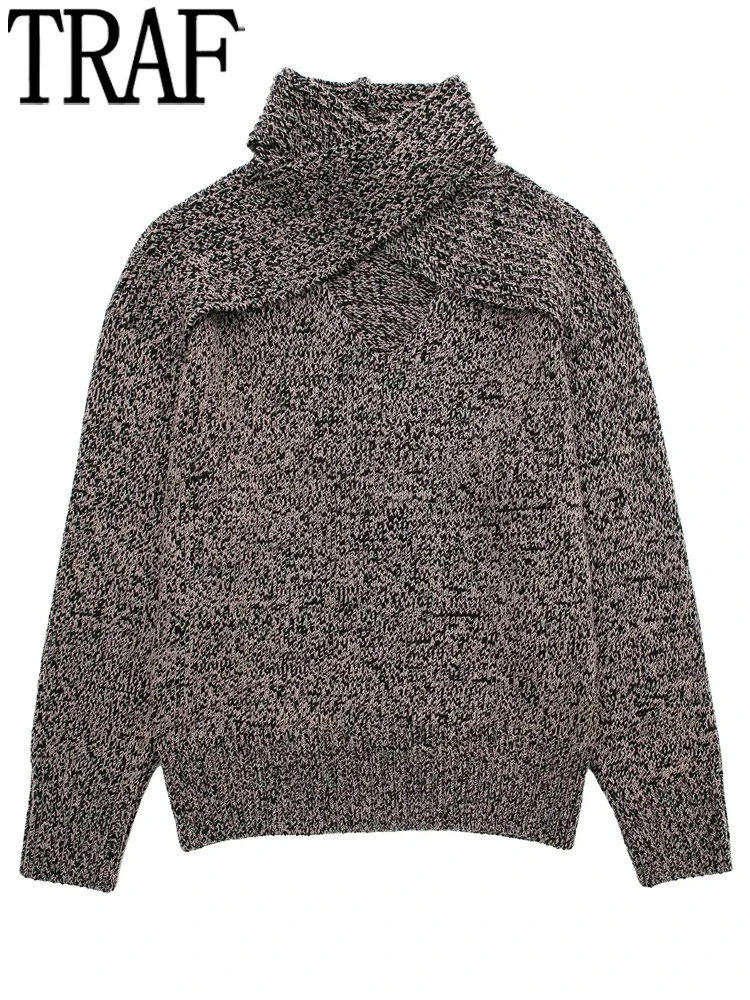 

Женский трикотажный свитер-водолазка с вырезами и длинным рукавом