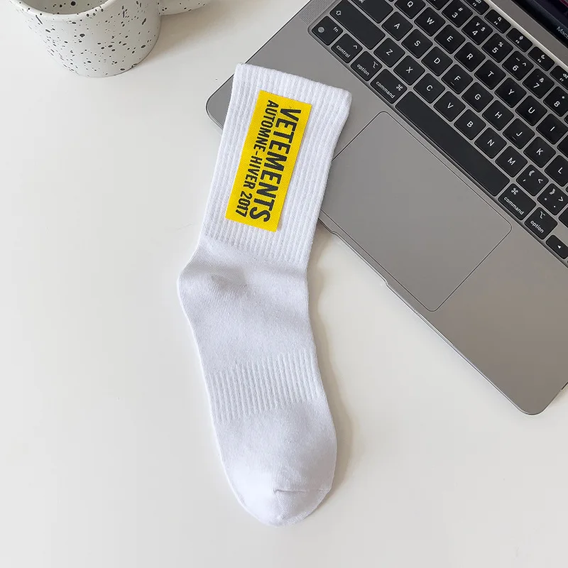 

VETEMENTS Socks Men Women Classic Fashion VTM Mens Mid Tube Sock Letter Sticker Sports Hip-hop Skateboard Womens Casual Harajuku