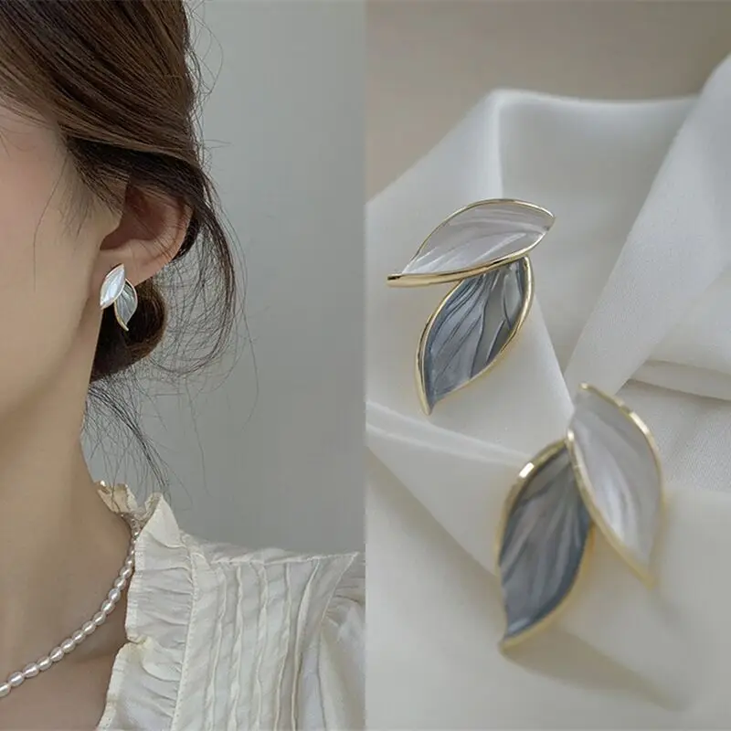 

Новое поступление, корейские модные металлические милые серьги-гвоздики в виде серых листьев для женщин, модные ювелирные изделия