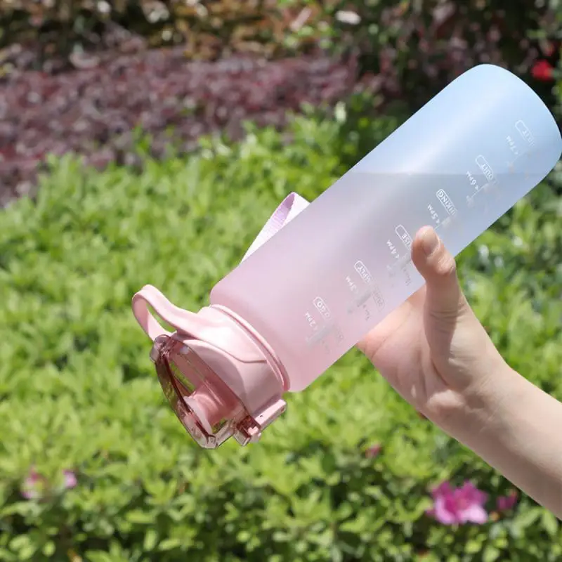 Купи Portable Vacuum Water Cups Food Grade Plastic Sport Water Bottles Gradient Color With Lid And Straw Sports Water Bottle Reusable за 651 рублей в магазине AliExpress