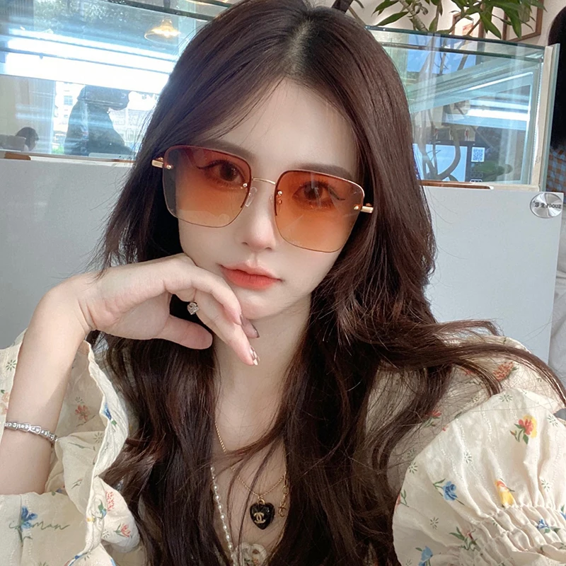 

Gold Metal Frame Square Sunglasses Women Gradient lens Fashion Sunglasses with Metal decoration