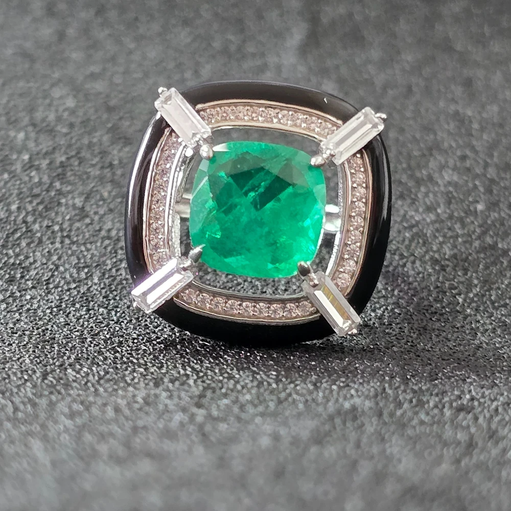 Женское кольцо из серебра 925 пробы с черной эмалью и изумрудом