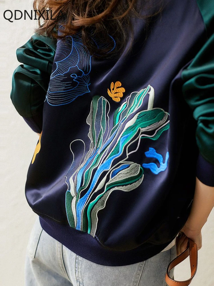 Женская джинсовая куртка с вышивкой