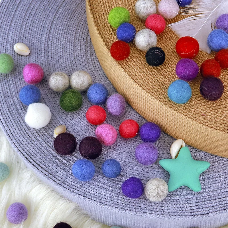 

20 Pcs/lot 2cm Wool Felt Balls Round Wool Felt Balls Pom Poms DIY Garland Handmade Craft Home Girls Room Wedding Decor
