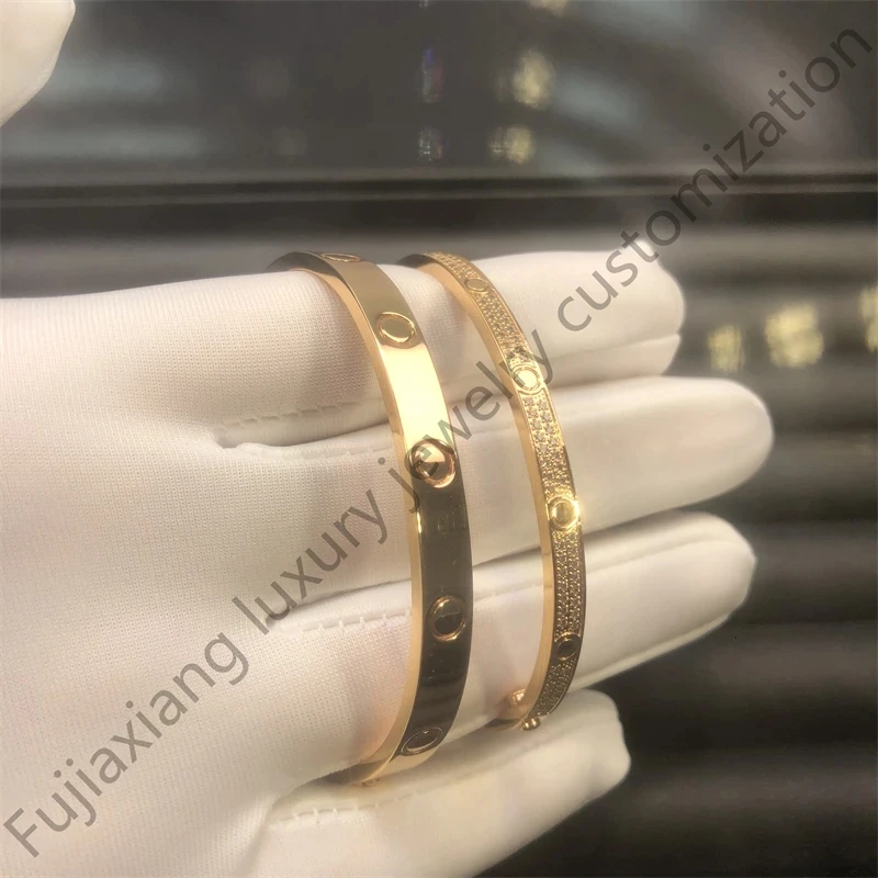 

Born in 1969, the classic European and American luxury jewelry couple bracelet. Comes with a signature package. LOVE BRACELET