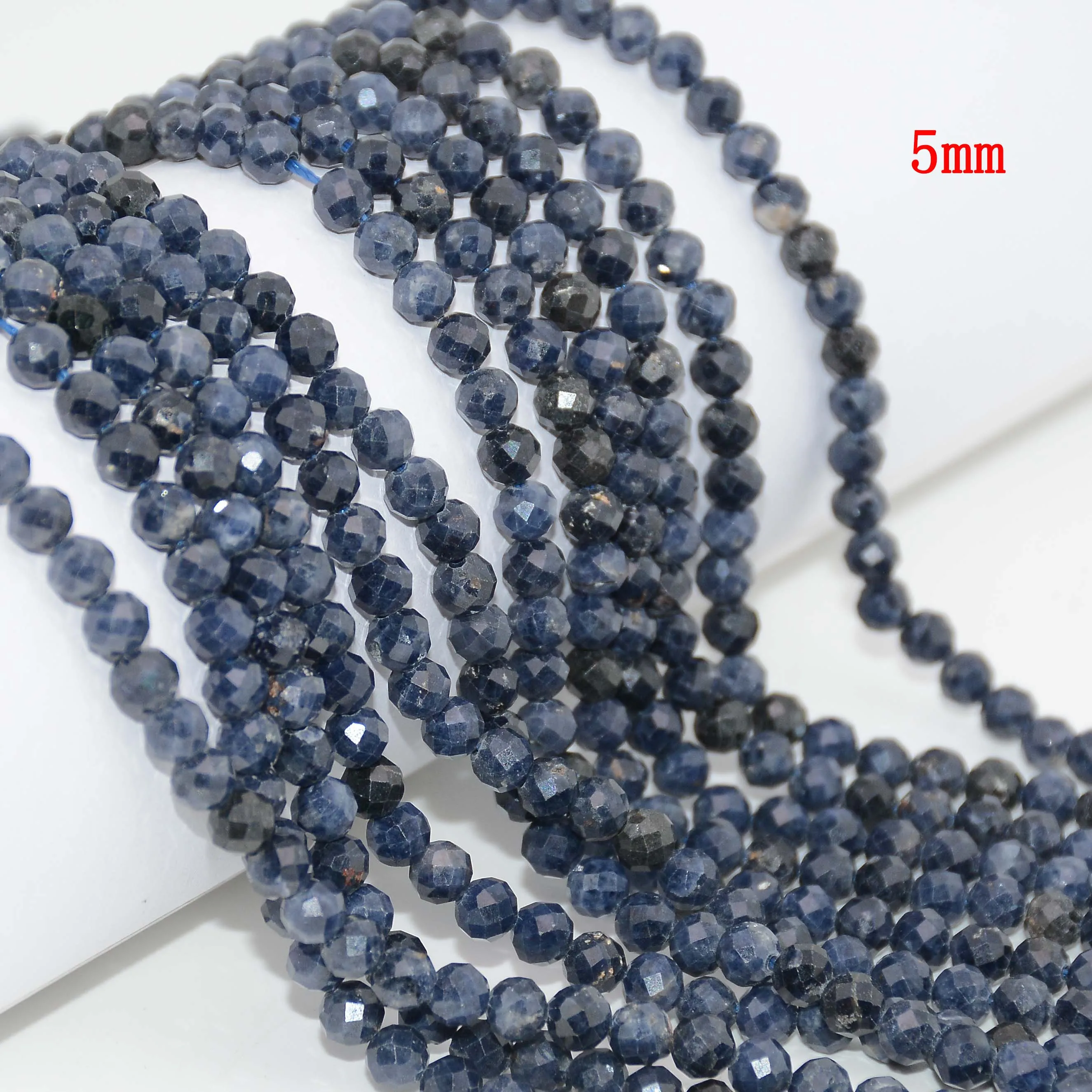Натуральный сапфир с дефектами граненые круглые бусины 3 мм/5 мм-Место