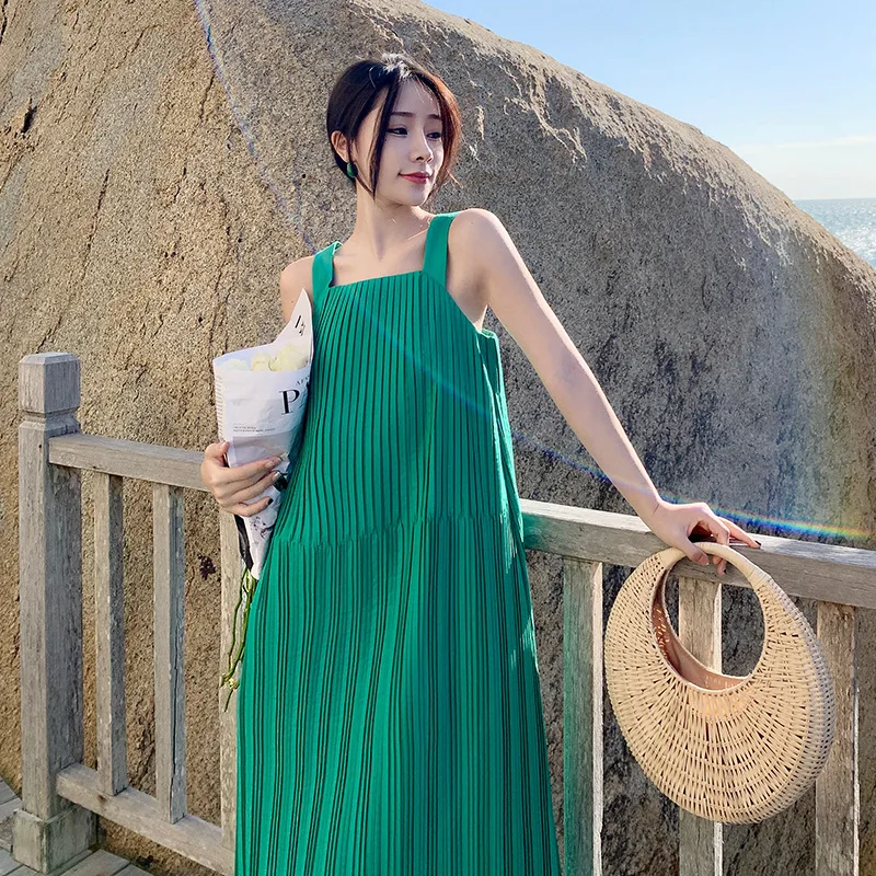 

2022 New Summer Loose Design Sense of Niche Holiday Temperament Sleeveless Organ Pleated Suspender Dress Women