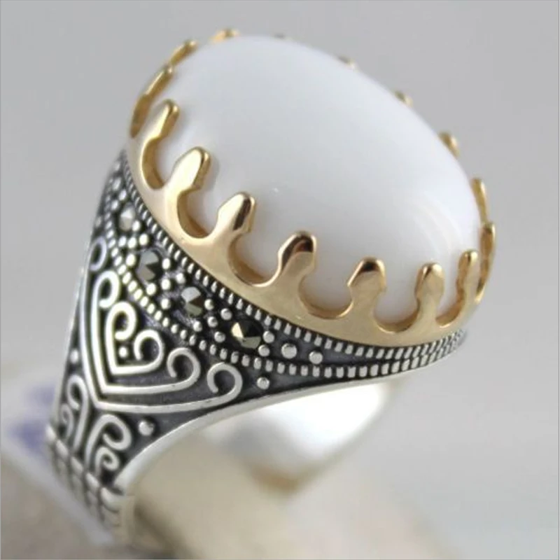 

Vintage Moonstone Ring Inlaid with Bright Black Diamonds Creative Two-Tone Crown Ring for Couples Charm Light Luxury Ring Jewelr