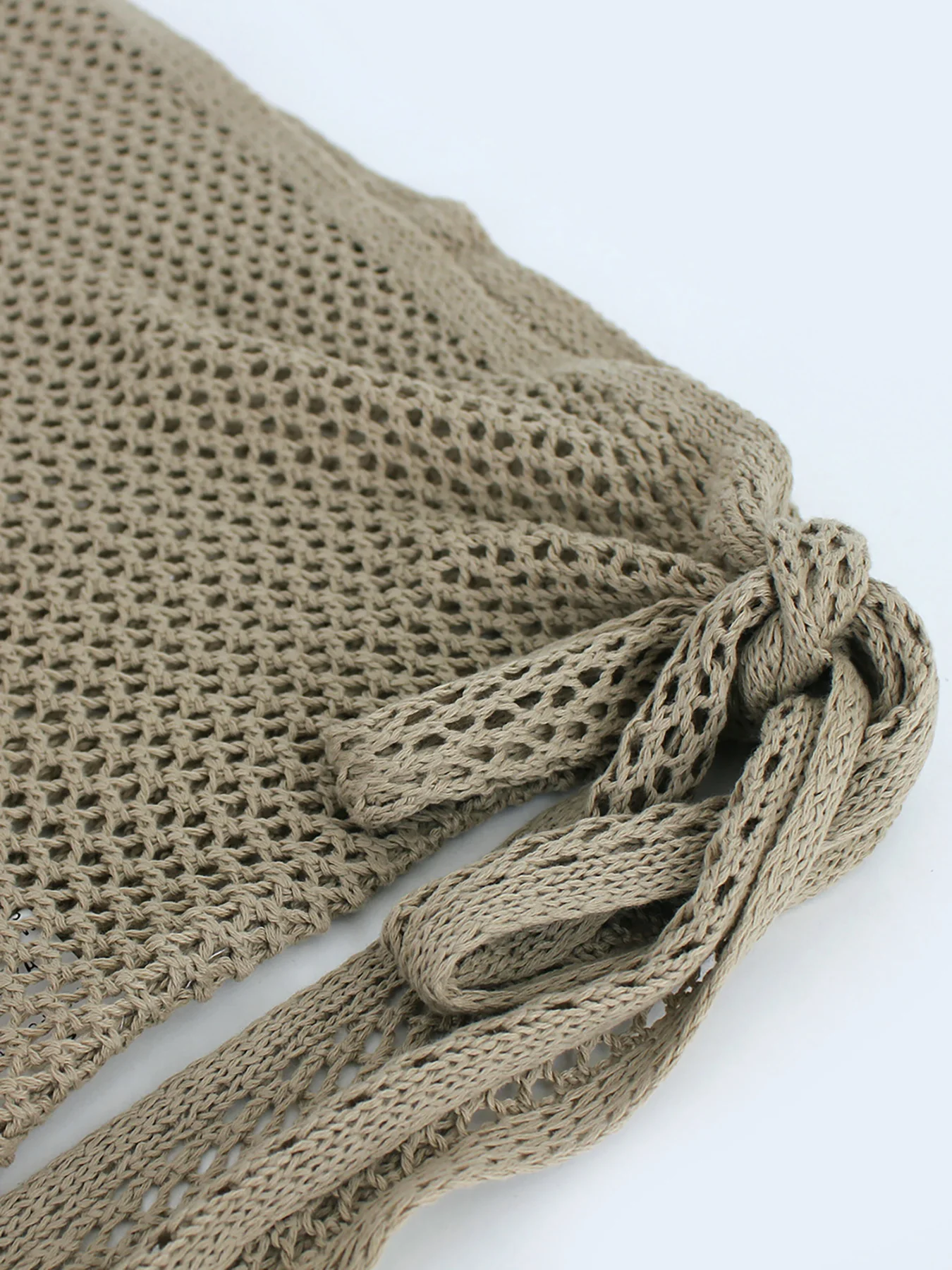 Женская трикотажная короткая юбка с ажурными лямками и разрезом привлекательная