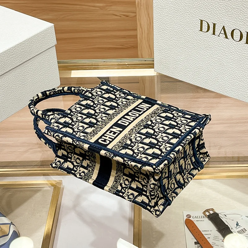 Новинка 2024 женская маленькая сумка-тоут с вышивкой сумка через плечо женские