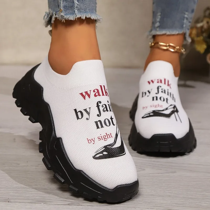 Женские кроссовки с буквенным принтом спортивные дышащие белого цвета на