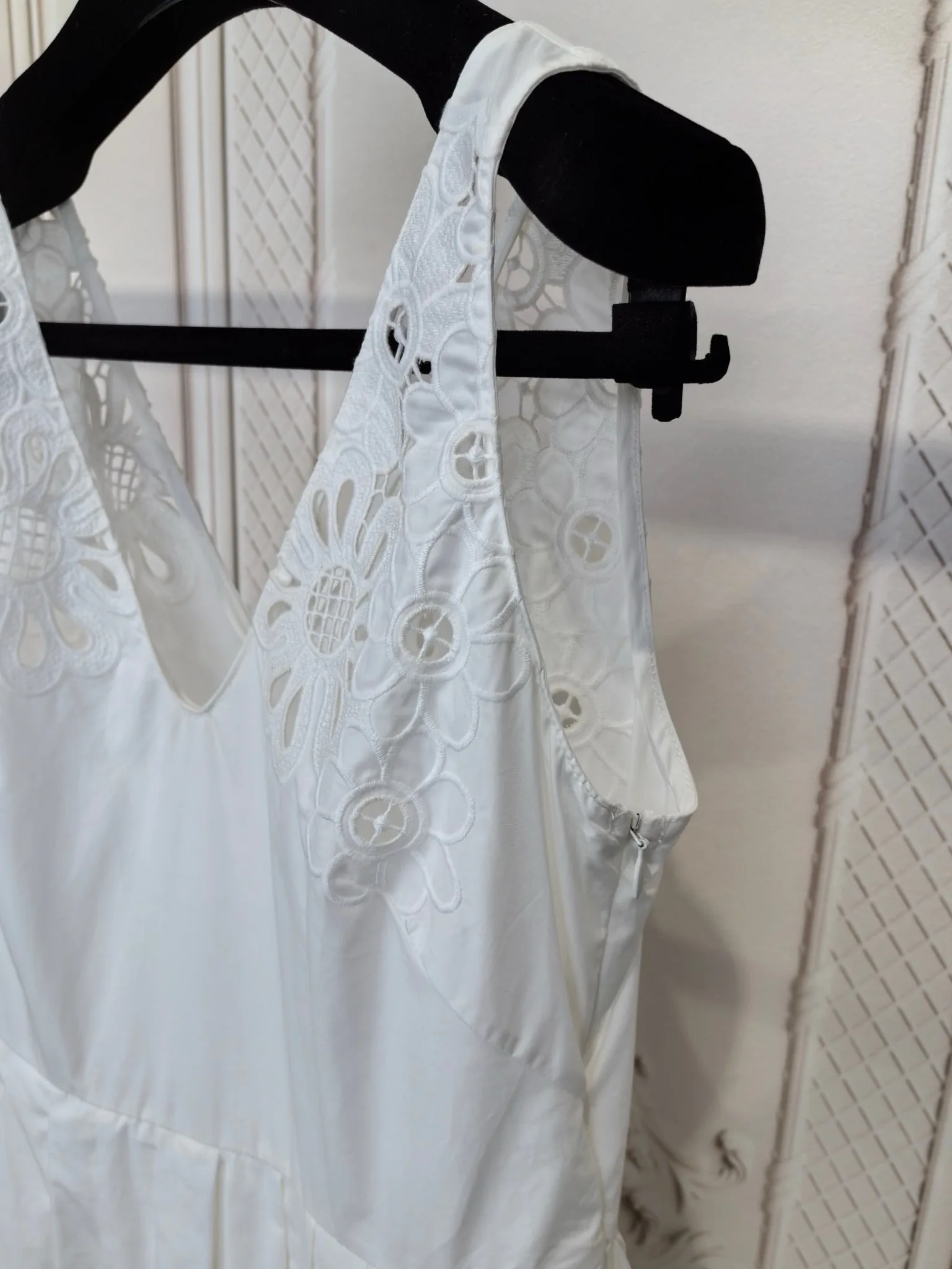 Женская хлопковая туника с вышивкой и V-образным вырезом