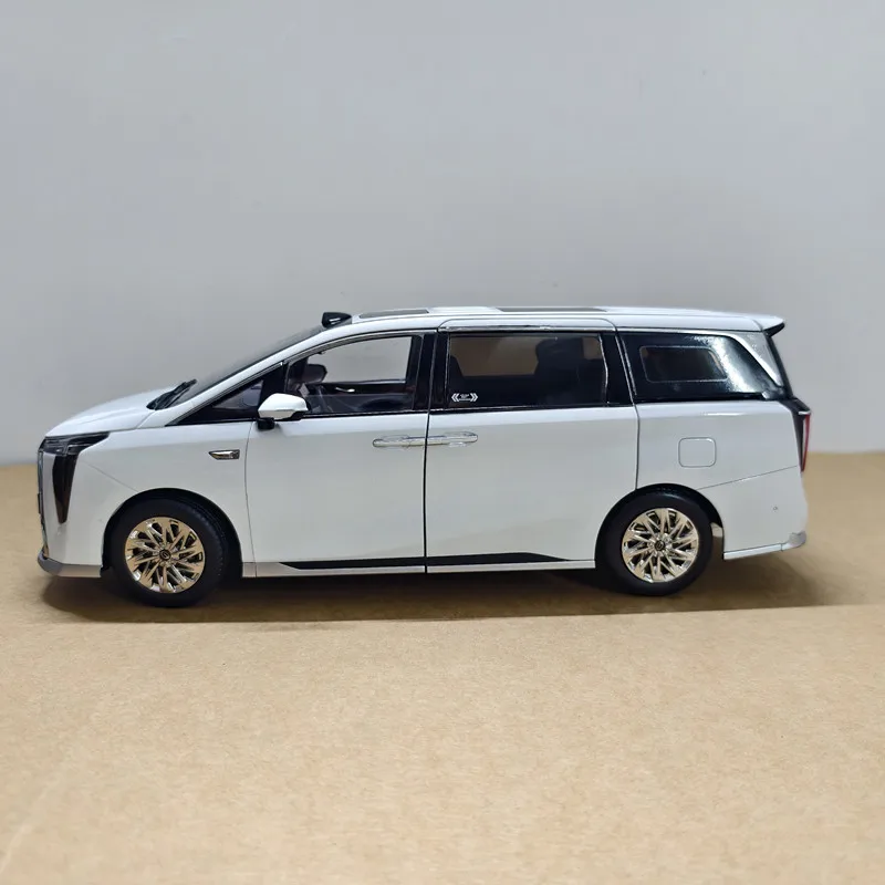 Фото Масштабная модель автомобиля M8 Trumpch PHEV L из литого металла, 1:18 №2