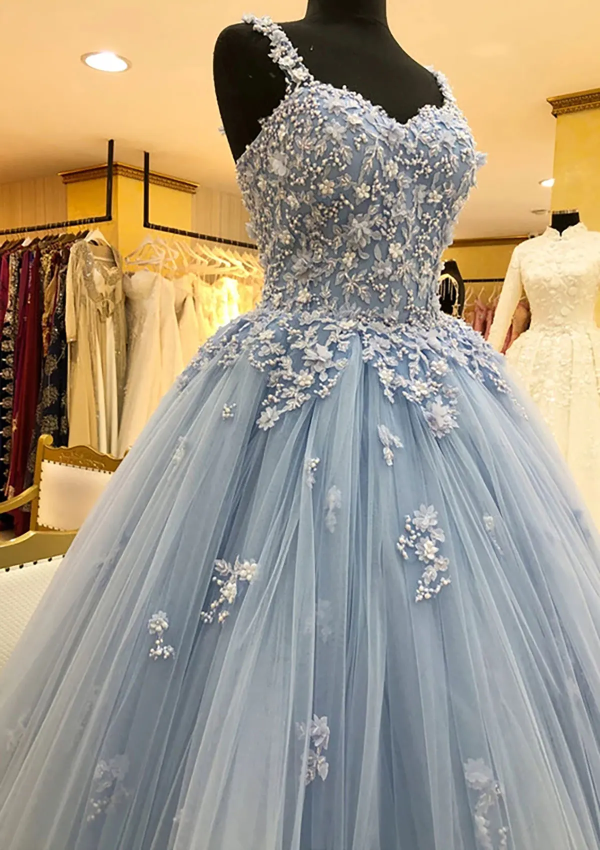 Рисунок 2 - Простое Элегантное вечернее платье с аппликацией