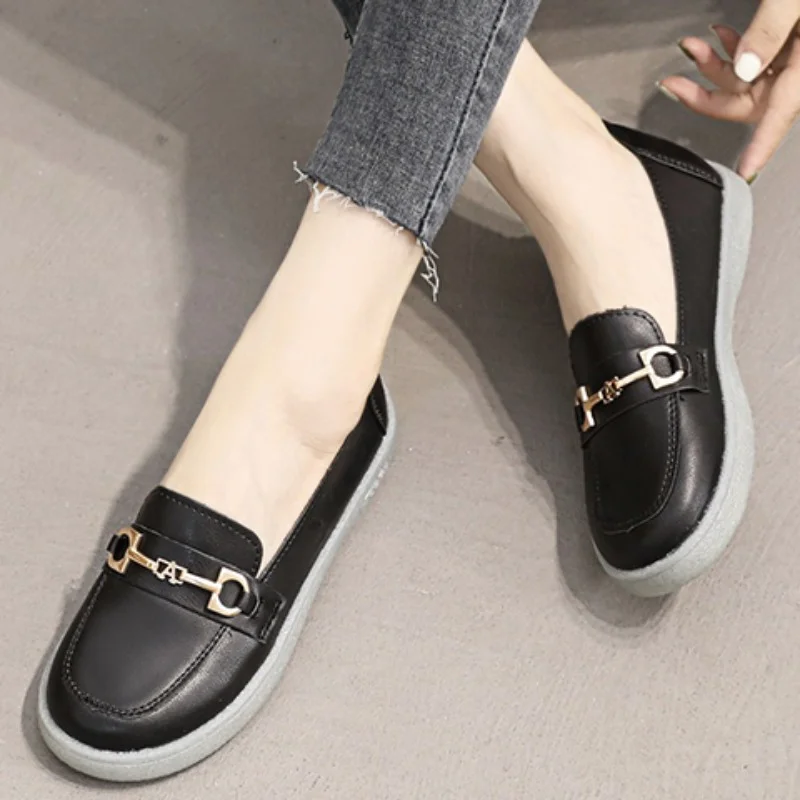 

Женские туфли с металлическим украшением, на плоской подошве, с круглым носком