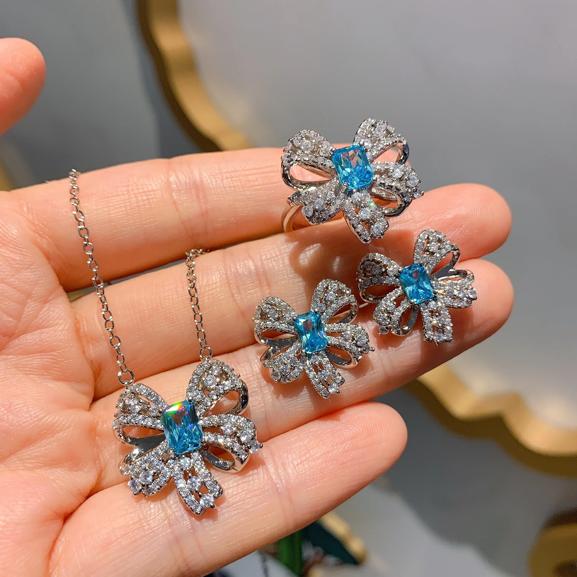 

JitDoo Fashion Girls Pendant Necklace With Bright Blue Crystal Stone Wedding Anniversary Statement Jewelry for Women Wholesale