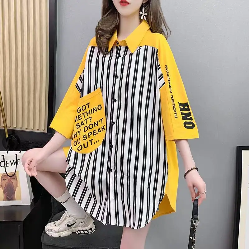 

Модная свободная Асимметричная полосатая рубашка с надписью, женская одежда, Новинка лета 2023, повседневные топы большого размера, Корейская блузка