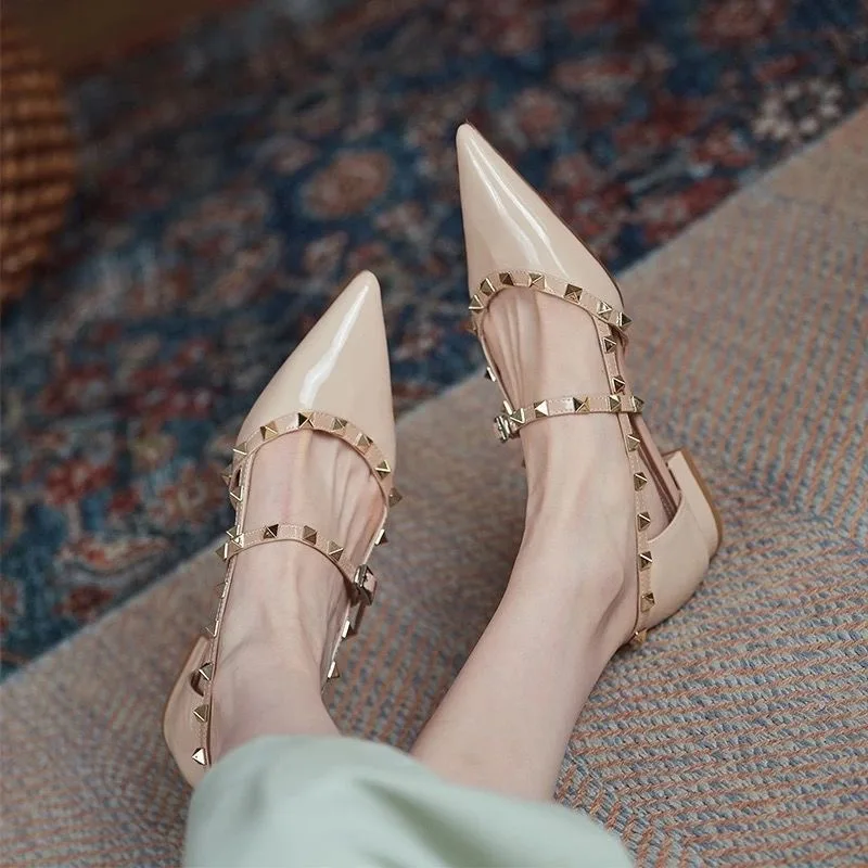 

Босоножки женские с ремешком на щиколотке, мягкие туфли на плоской подошве, заостренный носок, заклепками и пряжкой, модная обувь, 2023