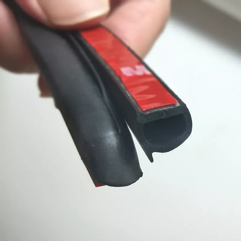 Рисунок 2 - Резиновая уплотнительная лента для автомобильной двери