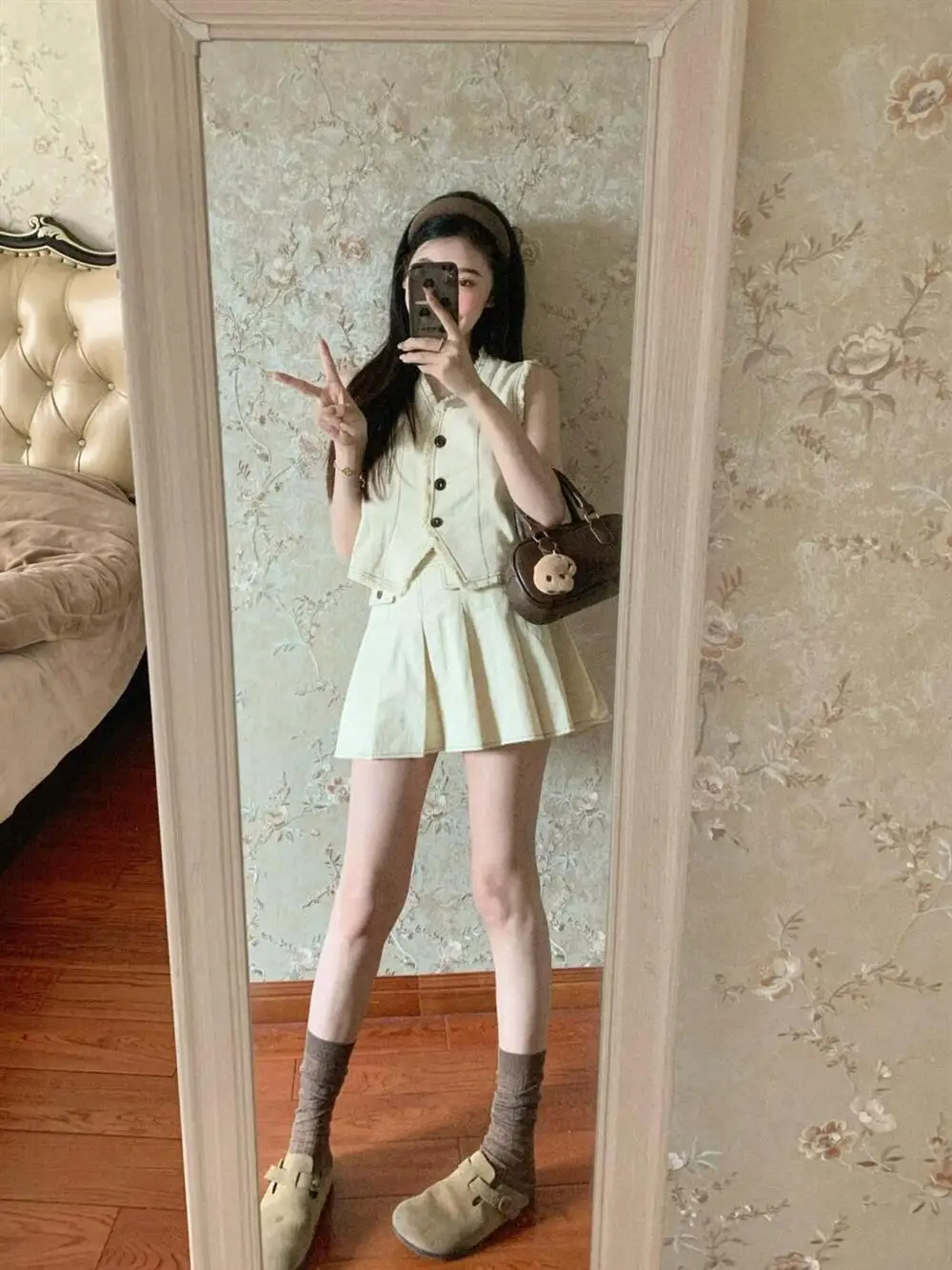 Женский комплект из жилета без рукавов и плиссированной юбки трапециевидной