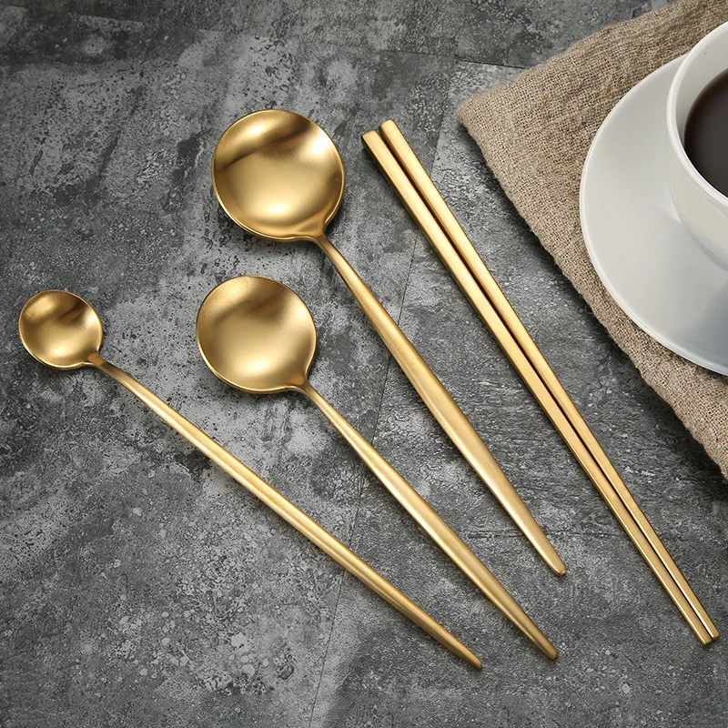 Набор столовых приборов Matte Gold из нержавеющей стали 18/10 роскошного дизайна: ножи, ложки, вилки, палочки для еды, можно мыть в посудомоечной машине.