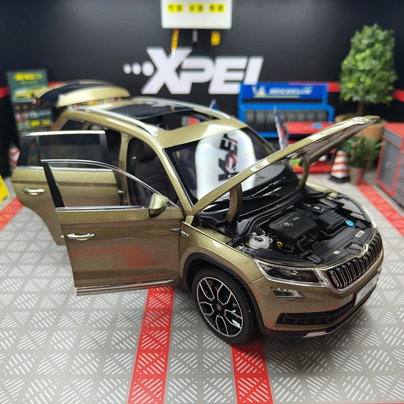 Модель автомобиля из сплава SKODA KODIAQ SUV 1:18 литая модель искусственной кожи