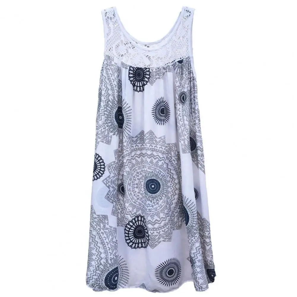 

Женское платье с крупным подолом и геометрическим принтом