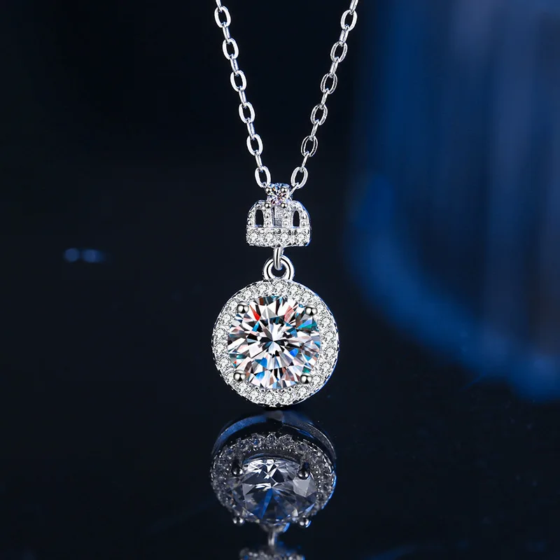 

Round Crown Moissanite Necklace Women's Light Luxury Diamond-Embedded Niche Clavicle Chain