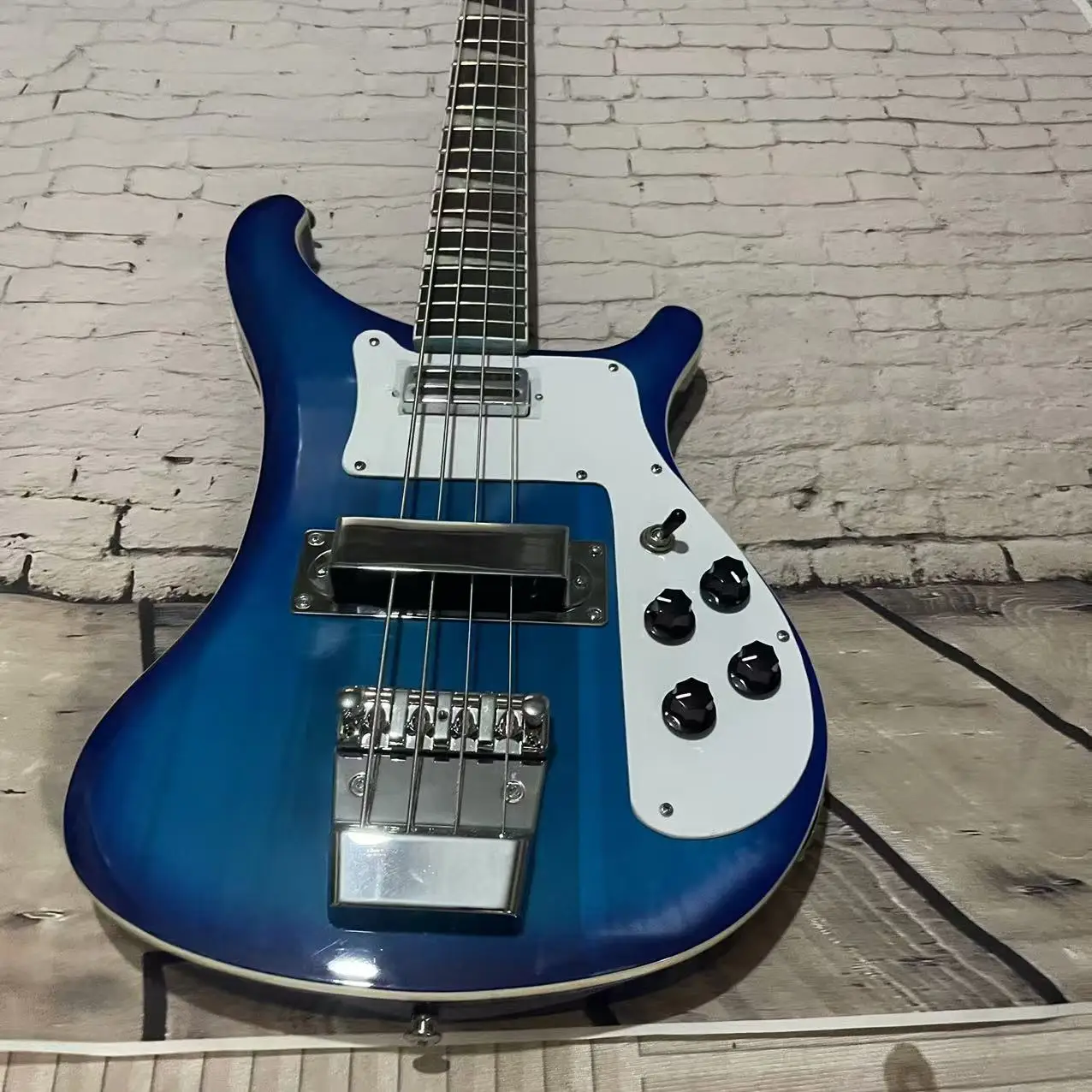 Электробас-гитара RickenBacker с 4-х аккордами и градиентным синим корпусом. Заводские