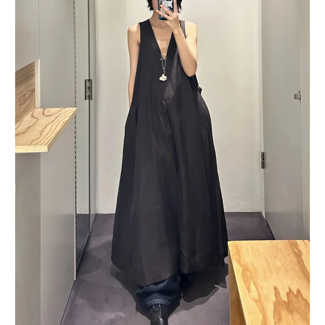 Женское платье-майка трапециевидной формы с v-образным вырезом без рукавов