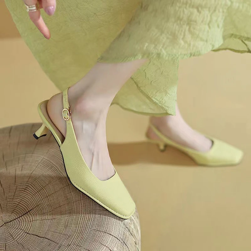 Женские босоножки на блочном каблуке бежевые с ремешком и пряжкой в стиле Мэри