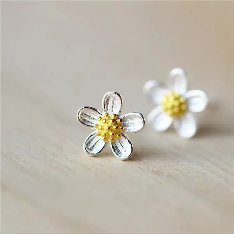 Серьги-гвоздики женские компактные из серебра 925 пробы с цветком вишни