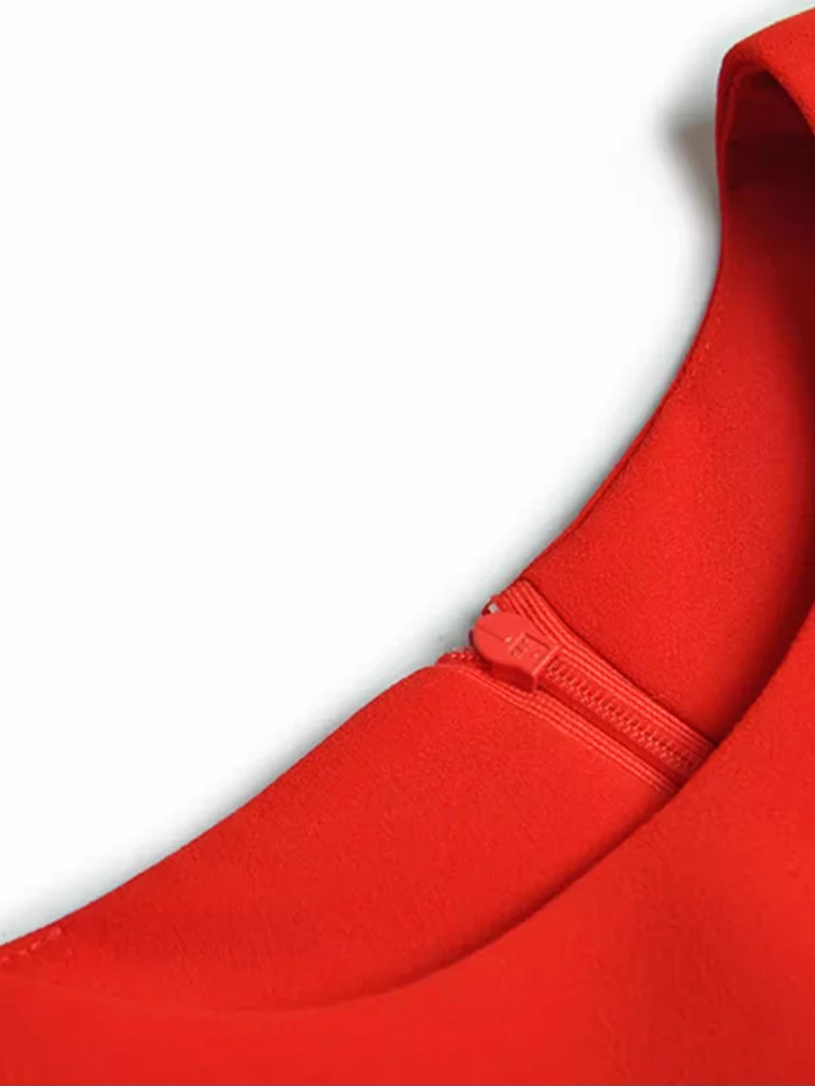 Женское платье-карандаш с круглым вырезом коротким рукавом и складками