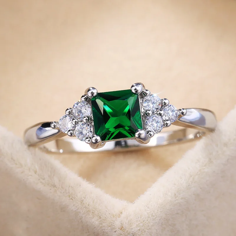 

Fashionable and simple style with lovely green cubic zircon women's engagement ring